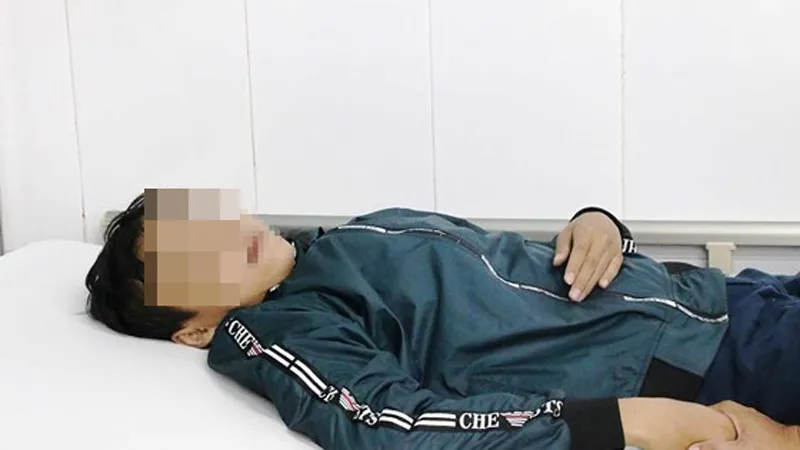 Em Nguyễn Hữu T. tiếp tục được điều trị do bị đánh hội đồng