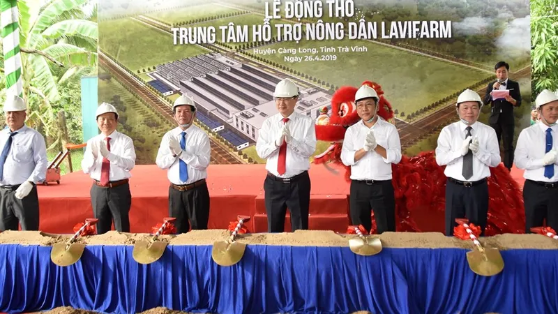 Đồng chí Nguyễn Thiện Nhân, Ủy viên Bộ Chính trị, Bí thư Thành ủy TPHCM, dự lễ khởi công xây dựng Trung tâm hỗ trợ nông dân Lavifarm ở Trà Vinh