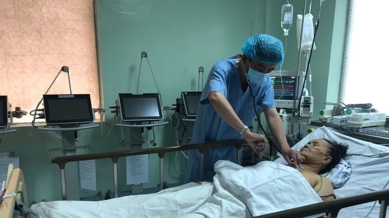 Bác sĩ chăm sóc cho bệnh nhân sau khi được phẫu thuật 