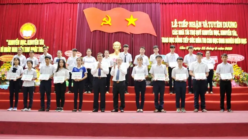 TP Cần Thơ trao 250 suất học bổng cho học sinh lớp 12 nhằm động viên và tiếp sức cho các em trong kỳ thi THPT Quốc gia sắp tới 