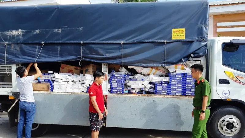 Xe tải chở thuốc lá nhập lậu bị bắt giữ