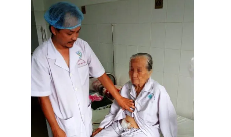 Phẫu thuật thành công cho bà cụ 84 tuổi bị sỏi bàng quang, hiếm gặp