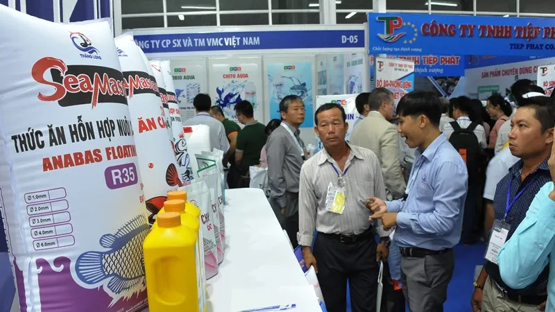 Nhiều người dân ĐBSCL đến xem những sản phẩm mới trong nuôi trồng thủy sản 