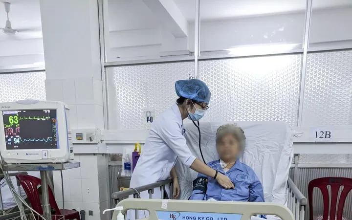 Cứu sống cụ bà 80 tuổi bị u tim nguy kịch 