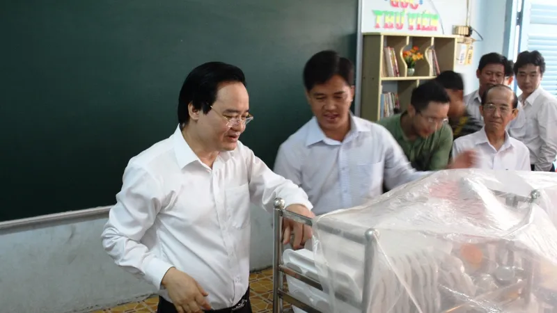 Bộ trưởng Phùng Xuân Nhạ kiểm tra công tác phòng chống dịch ở Đồng Tháp 