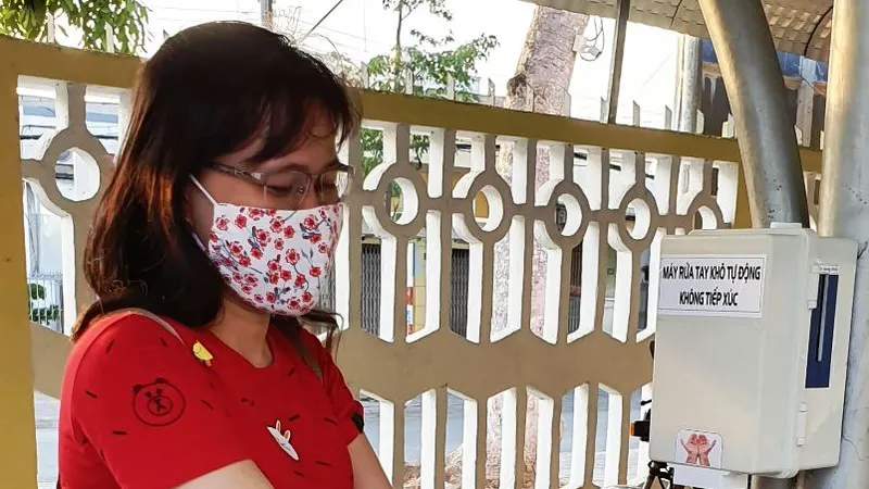 Hai học sinh ở Trà Vinh chế tạo thiết bị rửa tay khô tự động không tiếp xúc 