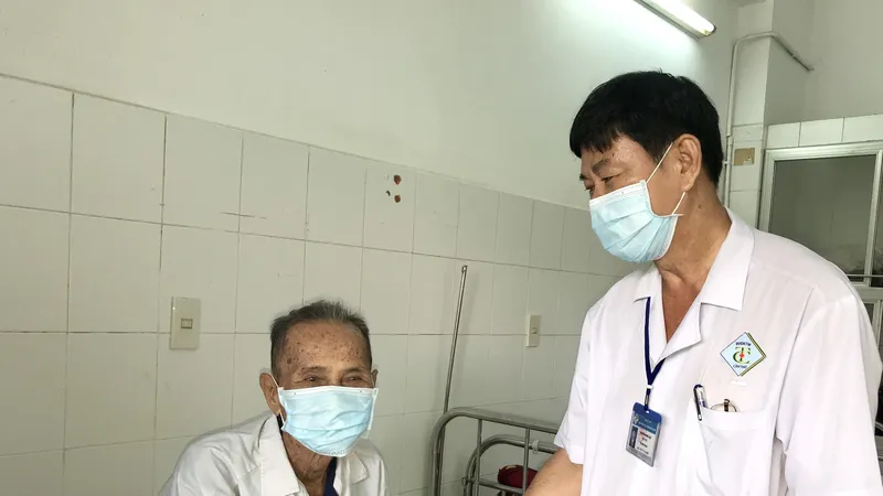 Cụ ông đã 101 tuổi vừa được các bác sĩ phẫu thuật thành công