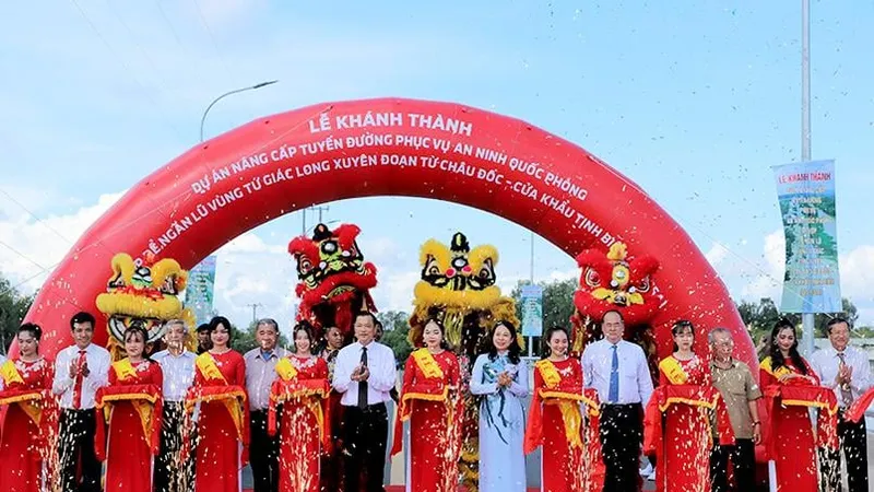 Khánh thành tỉnh lộ 955A kết hợp đê bao ngăn lũ ở Tứ giác Long Xuyên
