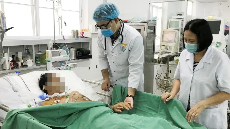 Bác sĩ chăm sóc cho bệnh nhân sau khi cấp cứu ngưng tim thành công 