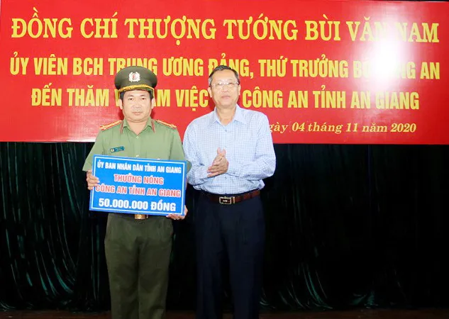 Đồng chí Lê Văn Nưng, Phó Bí thư Thường trực TỈnh ủy An Giang trao thưởng nóng cho Công an tỉnh An Giang