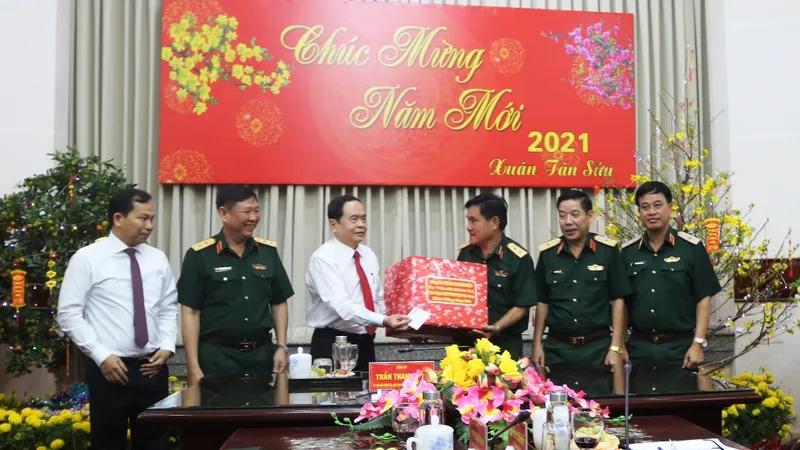 Đồng chí Trần Thanh Mẫn thăm và chúc tết Quân khu 9