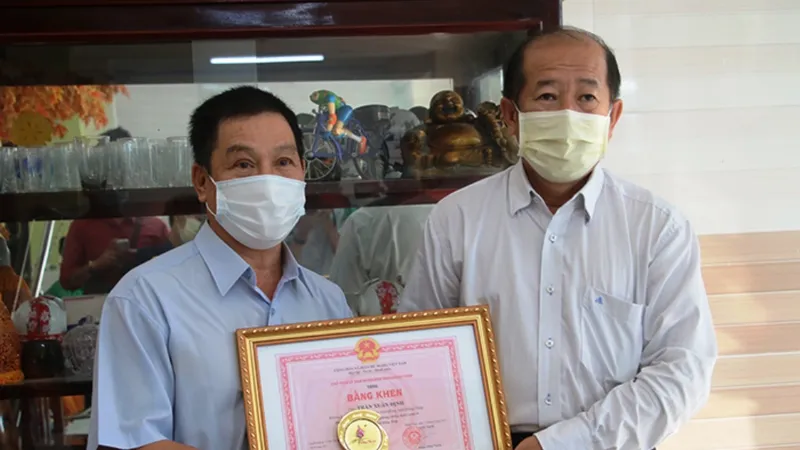 Khen thưởng người báo tin Covid-19 ở khu vực biên giới tỉnh Đồng Tháp