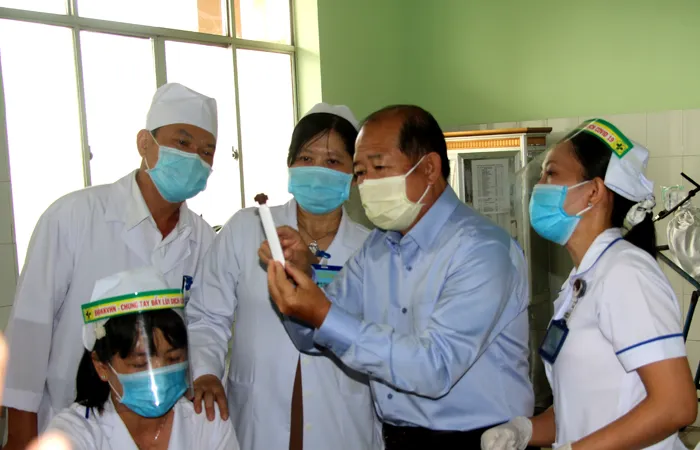 Lãnh đạo UBND tỉnh Đồng Tháp kiểm tra buổi tiêm vaccine