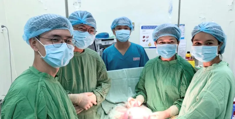 Phẫu thuật lấy thai thành công, cắt khối u buồng trứng nặng 4kg cho một sản phụ