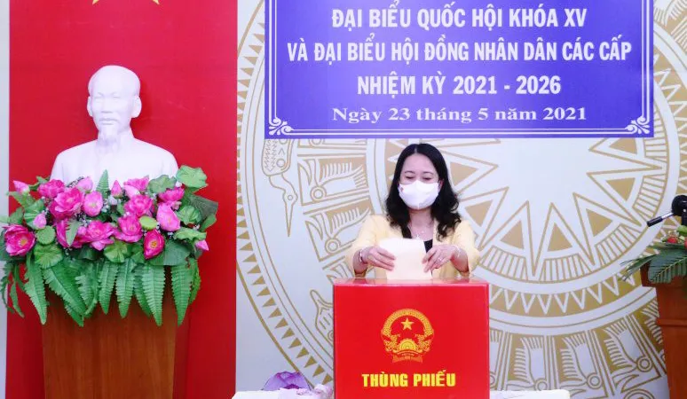 Phó Chủ tịch nước Võ Thị Ánh Xuân bỏ phiếu bầu cử ở An Giang