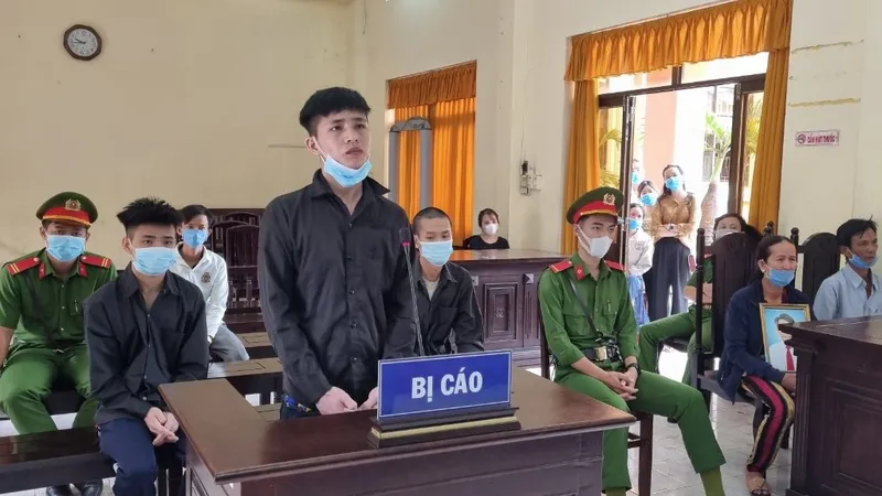 Bị cáo Phan Văn Khanh (đứng) lĩnh án 22 năm tù 