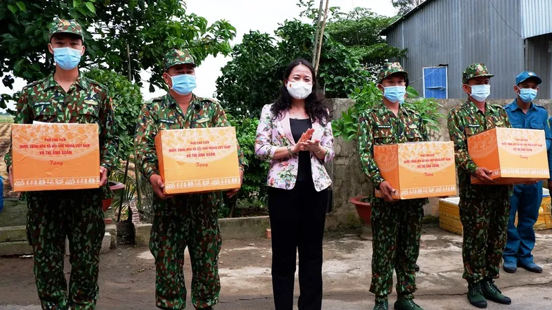 Phó Chủ tịch nước Võ Thị Ánh Xuân thăm lực lượng phòng chống dịch Covid-19 ở biên giới An Giang 