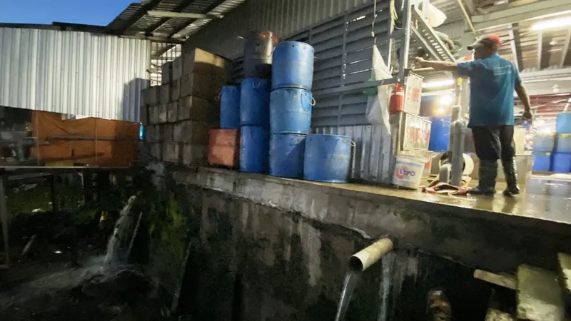 Bị phạt 370 triệu đồng vì xả thải trái phép tại chợ đầu mối thủy hải sản
