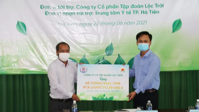 Tặng hệ thống xét nghiệm Covid-19 cho TP Hà Tiên 