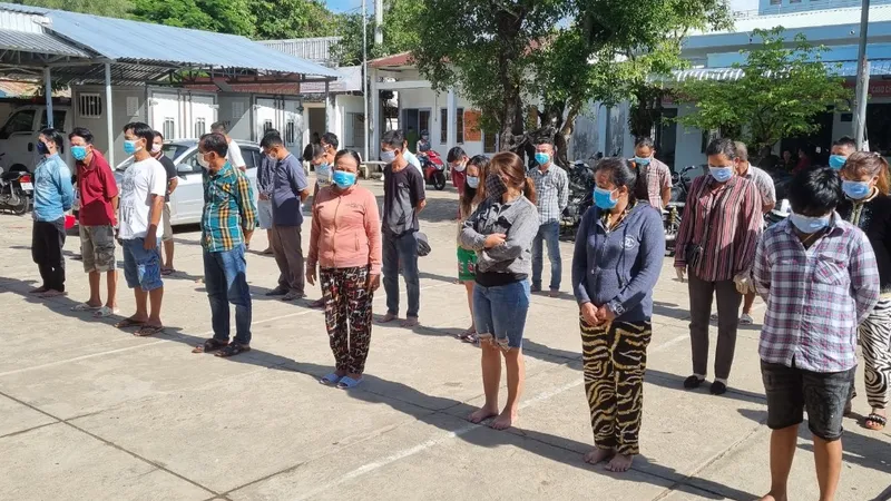 Bất chấp dịch bệnh, hơn 30 người tụ tập đá gà ăn tiền ở Kiên Giang