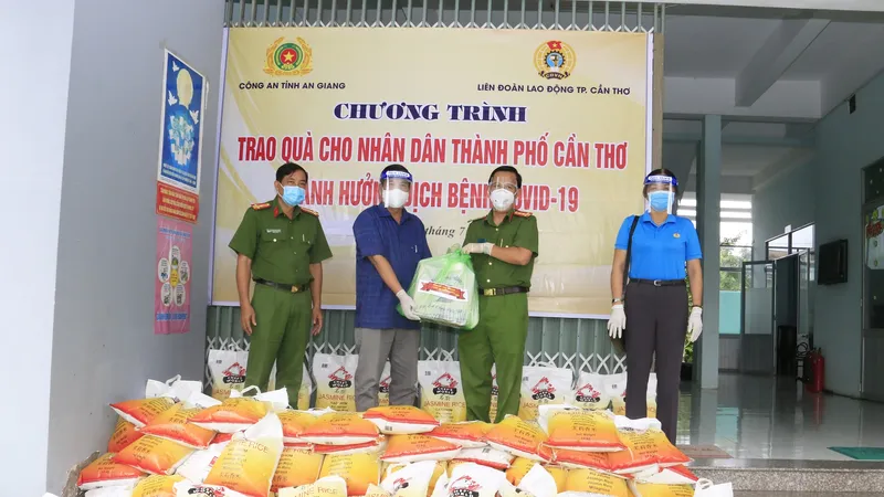 Công an An Giang tặng 1.000 phần quà cho người dân Cần Thơ bị ảnh hưởng dịch Covid-19