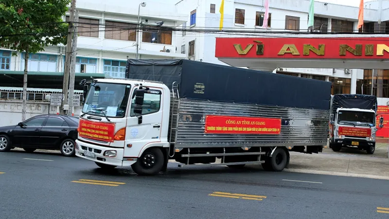 Công an An Giang trao 3.000 phần quà cho người dân bị ảnh hưởng dịch Covid-19