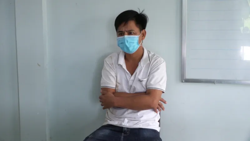 Một kế toán trường học đánh công an vì không được qua chốt