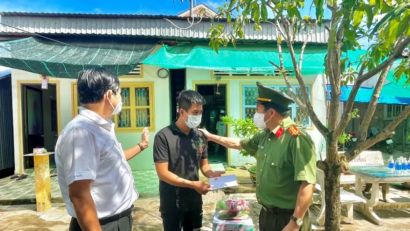 Tặng hàng trăm phần quà cho người hoàn lương ở An Giang
