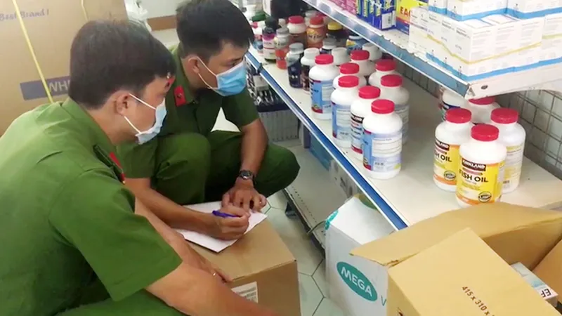 Lực lượng chức năng kiểm tra kho hàng