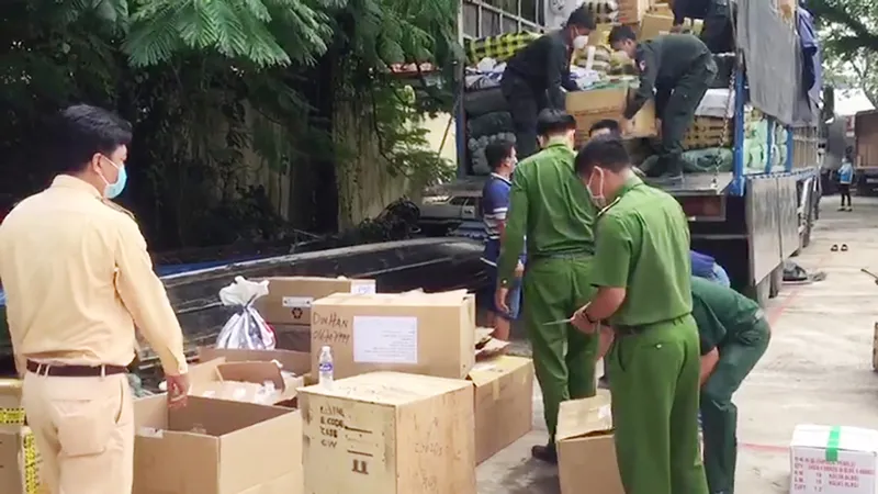 An Giang: Từ đường dây nóng, bắt 3 xe tải hàng hóa không rõ nguồn gốc