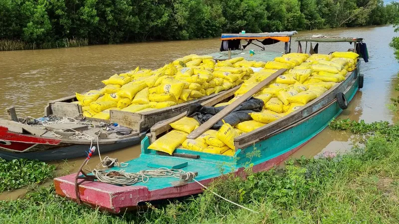 Phát hiện 2 chiếc ghe chở khoảng 50 tấn chất thải nguy hại và nhựa phế liệu