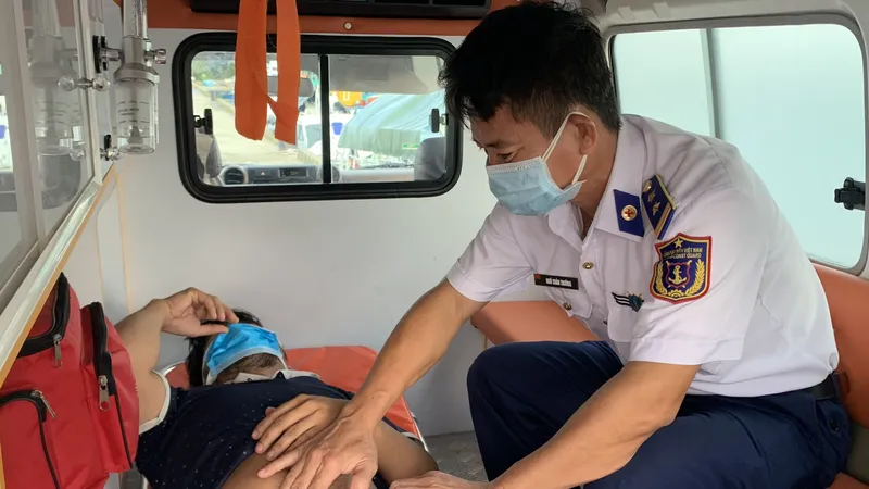 Đưa ngư dân bị bệnh vào bờ