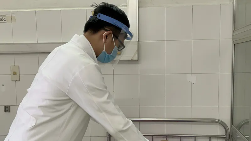 Cấp cứu kịp thời bệnh nhân tự đóng đinh vào đầu