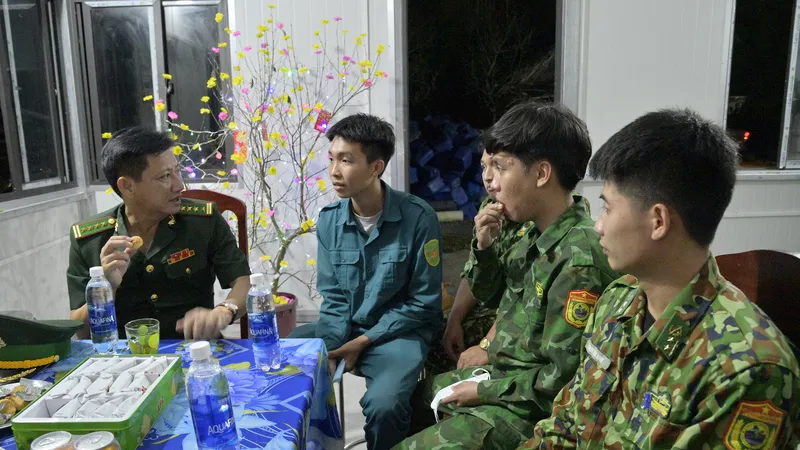 Giao thừa tại chốt kiểm soát chống dịch Covid-19 trên biên giới vẫn đủ đầy, đầm ấm. Ảnh: Q.BÌNH