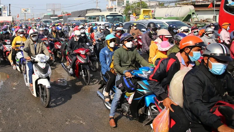 Người dân ĐBSCL trở lại TPHCM sau tết: Ùn ứ xe một số nơi trên Quốc lộ 1A