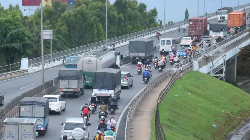 Nhiều người dân ĐBSCL trở lại TPHCM sớm 1 ngày, giao thông ngày cuối kỳ nghỉ lễ “hạ nhiệt“