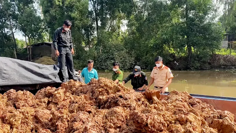 Bắt quả tang 12 phương tiện thủy vận chuyển 733m3 đất trái phép