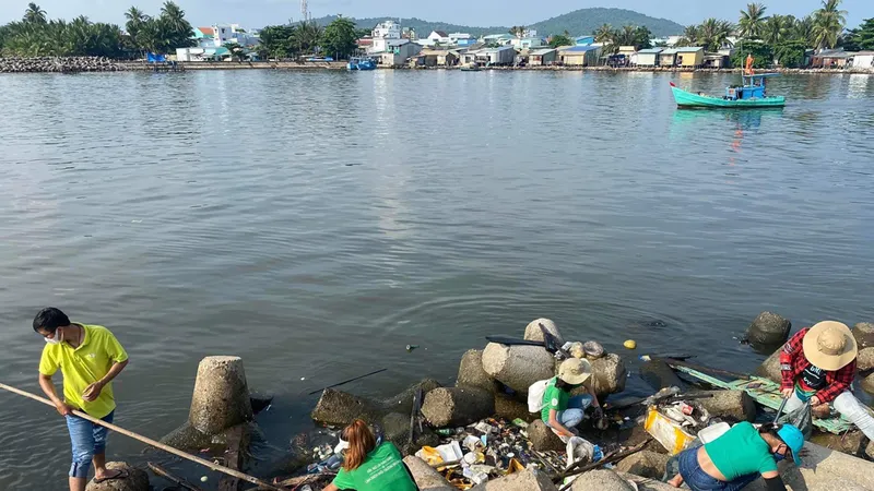 Lan tỏa hành động đẹp của nhóm tình nguyện “Phú Quốc sạch và xanh” 