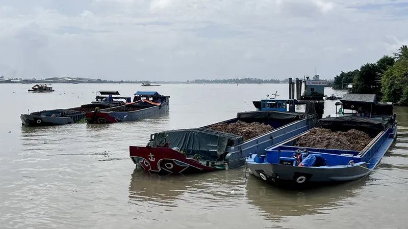 Phát hiện 7 sà lan và ghe sắt vận chuyển đất trái phép số lượng lớn