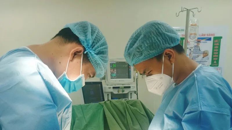 Cấp cứu thành công một nạn nhân bị mất hoàn toàn da dương vật do máy quấn
