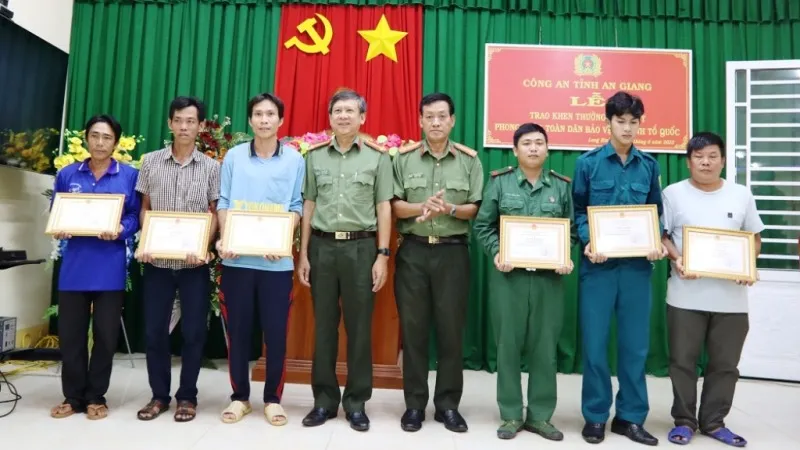 Khen thưởng 6 người dân cứu 40 người vượt sông trốn khỏi Casino ở Campuchia