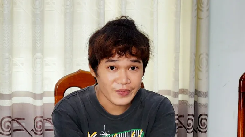 Con riêng dùng dao đâm cha dượng tử vong