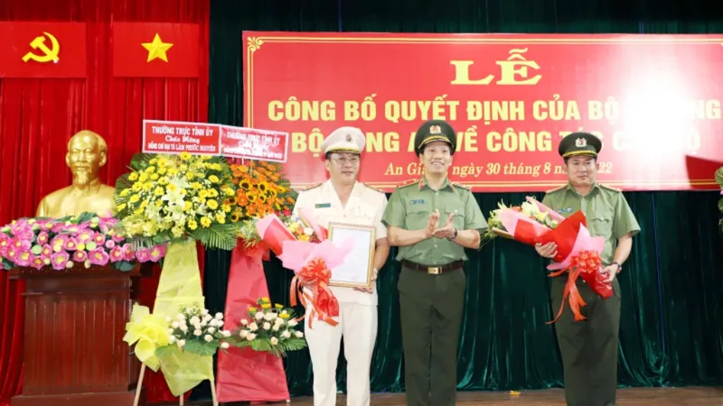 Thứ trưởng Lê Văn Tuyến tặng hoa chúc mừng Đại tá Đinh Văn Nơi và Đại tá Lâm Phước Nguyên