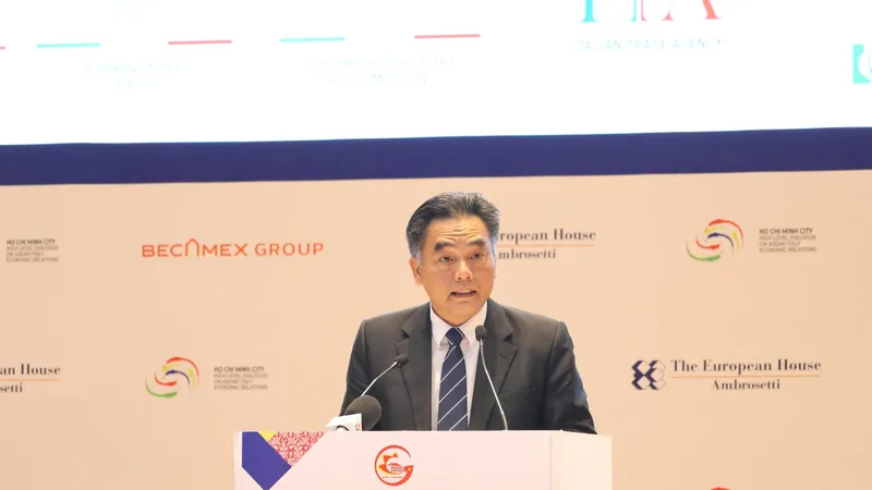 Đồng chí Nguyễn Lộc Hà, Phó Chủ tịch UBND TPHCM phát biểu tại phiên bế mạc