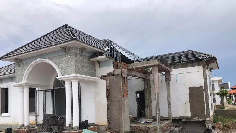 Trong số 79 căn biệt thự xây dựng trái phép, đến nay cơ quan chức năng đã phá dỡ 12 căn. Ảnh: QUỐC BÌNH