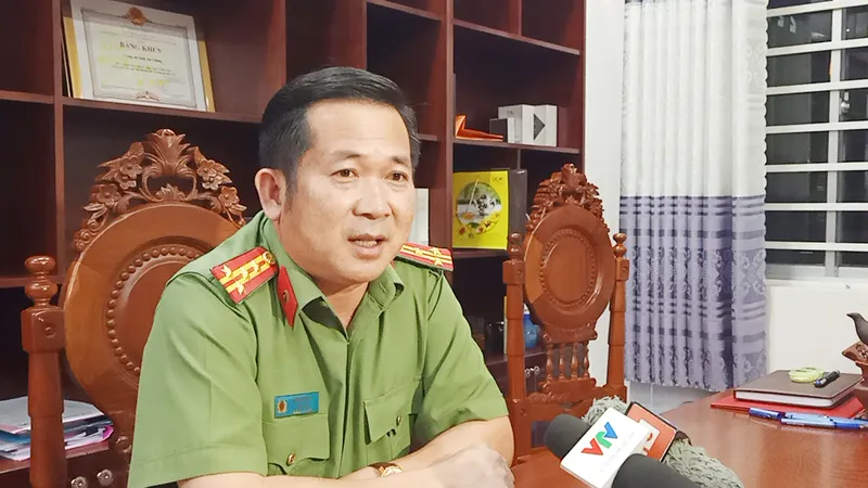 Đại tá Đinh Văn Nơi trả lời phỏng vấn báo chí tối 22-8. Ảnh: QUỐC BÌNH