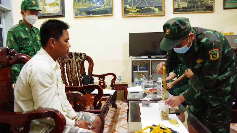 Biên phòng An Giang bắt đối tượng vận chuyển gần 1,8kg vàng qua biên giới