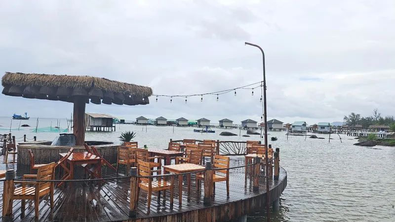 Công trình xây dựng bungalow trái phép ở Hàm Ninh chưa chịu tháo dỡ. Ảnh: QUỐC BÌNH