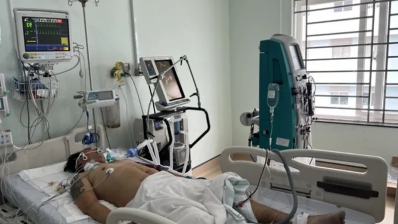 Một trong hai bệnh nhân ngộ độc rượu còn lại đang phải thở máy, tiên lượng rất xấu. Ảnh: QUỐC BÌNH.