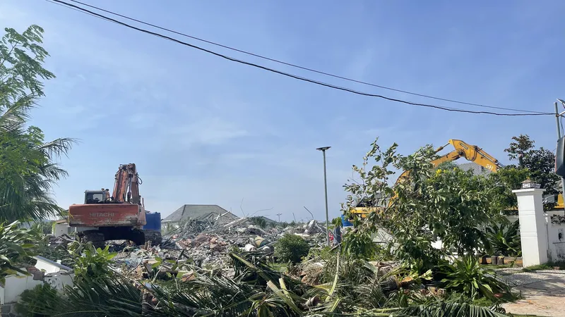 Cưỡng chế 2/79 căn biệt thự xây dựng trái phép ở Phú Quốc